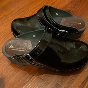 Patent black clogs